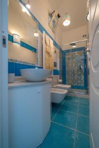 斯卡拉Ravello Dream Charming House的蓝色的浴室设有2个水槽和淋浴。