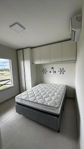 埃斯坦西亚Resort Villa das águas praia do saco的一间带床的卧室,位于带窗户的房间内