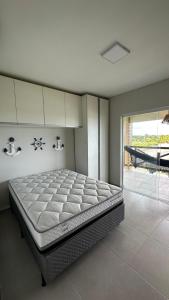 埃斯坦西亚Resort Villa das águas praia do saco的配有一张大床的客房