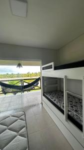 埃斯坦西亚Resort Villa das águas praia do saco的一间卧室设有两张双层床和吊床