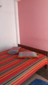库鲁内格勒Hotel Mount的一间卧室配有一张红色墙壁的床
