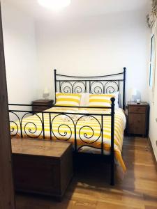 比利亚努埃瓦-赫尔特鲁MODERNO APARTAMENTO EN EL CENTRO的一间卧室配有黑色和黄色的床和黄色枕头