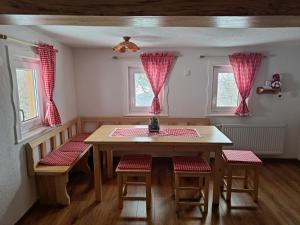 MislinjaGrunt Sonek的一间带桌椅和窗户的用餐室