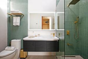 涛岛Lücke Boutique Hotel - Adults only的一间带水槽和卫生间的浴室