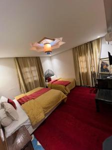 米德勒特阿斯玛古堡酒店的酒店客房设有两张床和天花板