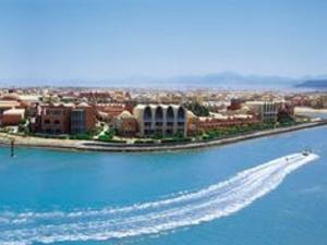 赫尔格达Marena Hurghada的城市前的水中小船