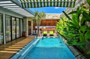 勒吉安塞米亚克巴厘岛TS套房酒店的房屋中间的游泳池