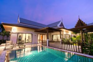 奥南海滩Pimann Buri Pool Villas Ao Nang Krabi Sha Plus的别墅前设有游泳池