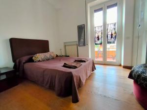 罗马Casa Francesca zona Gemelli的一间卧室设有一张床和一个大窗户