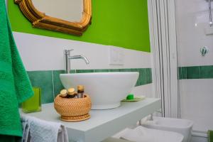 罗马Casa Francesca zona Gemelli的一间带水槽和绿色墙壁的浴室