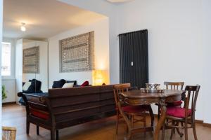 罗马Casa Francesca zona Gemelli的客厅配有桌子和沙发