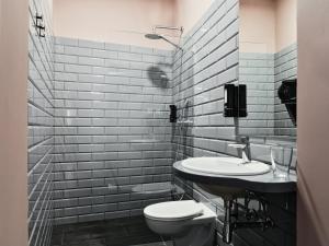 格丁尼亚HOLA GDYNIA的一间带卫生间和水槽的浴室