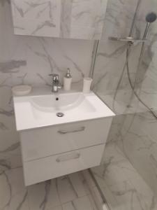 雅典S & K Apartment free indoor parking的浴室设有白色水槽和镜子