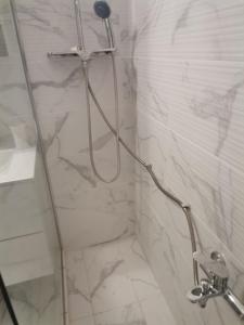 雅典S & K Apartment free indoor parking的浴室里设有玻璃门淋浴