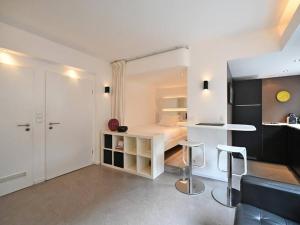 卢森堡Limpersberg - Amazing and cozy flat的一个小公寓,配有一张床和两张凳子