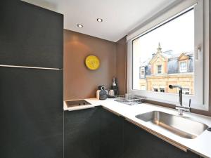 卢森堡Limpersberg - Amazing and cozy flat的一个带水槽和大窗户的厨房