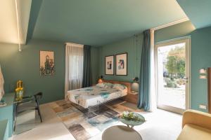 马丁纳弗兰卡Villa Ada-Trulli Puglia的一间卧室设有一张床和一个大窗户