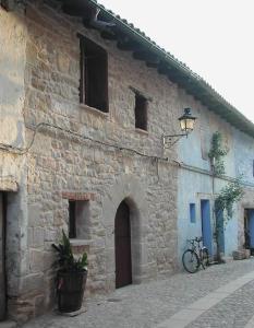 瓦德诺比斯Casa Nemesio, enclave y vistas excepcionales的一座古老的石头建筑,旁边停有自行车