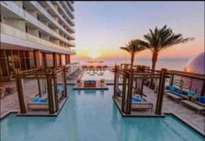 好莱坞Amazing apartment- Hyde Beach Resort的海景度假游泳池