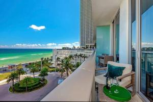 好莱坞Amazing apartment- Hyde Beach Resort的享有海滩和海洋美景的阳台。