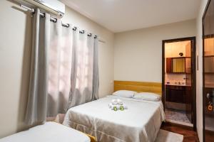 圣保罗圣保罗住宿加早餐旅舍的一间卧室设有两张床和窗户。