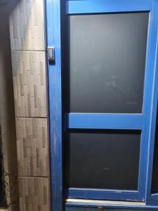 利物浦Family Home的一面有窗户的蓝色门