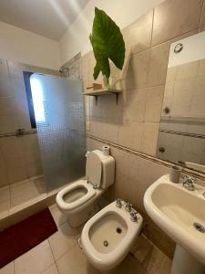 萨尔塔Departamento zona residencial CON PILETA的一间带卫生间和水槽的浴室