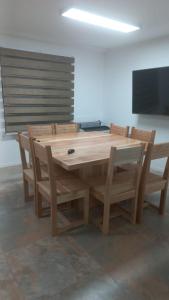 乌斯怀亚USHUAIA FOR´NS的一张木桌和椅子