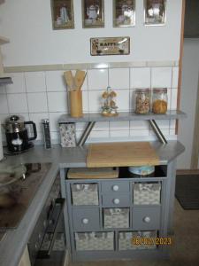 赖兴巴伊姆福格特兰Zentrale-ruhige Ferienwohnung的厨房配有带台面的台面