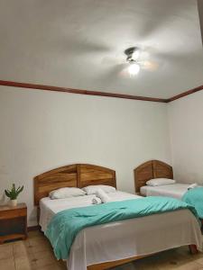 圣何塞20街精品酒店的一间卧室设有两张床和天花板