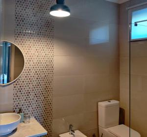 福什科阿新镇Eira da Fraga的一间带卫生间、水槽和镜子的浴室