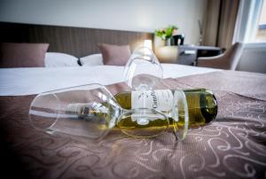 布拉格Apartments Embassy by LH的在酒店房间桌上的一瓶葡萄酒