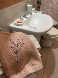 圣拉斐尔Departamento Tierras del Malbec的浴室设有水槽和毛巾,上面有鲜花
