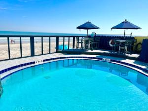 奥蒙德海滩Beachfront Bliss - Suite at Symphony Beach Club的海滩背景游泳池