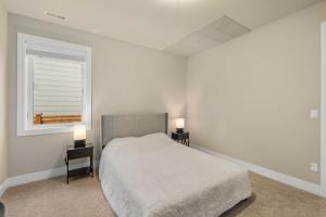伍丁维尔Luxurious Woodinville WA Guest Suite for Rent的一间白色卧室,配有床和2个床头柜