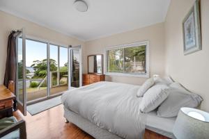 海姆斯海滩Bowen View的一间卧室设有一张大床和一个大窗户
