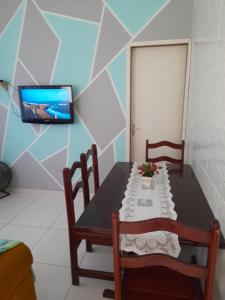 圣佩德罗-达阿尔德亚Cantinho da Bethânia的一张桌子、两把椅子和墙上的电视