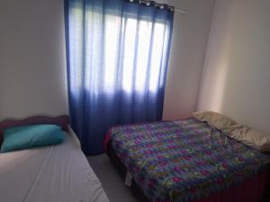 圣佩德罗-达阿尔德亚Cantinho da Bethânia的一间卧室设有一张床和一个窗口
