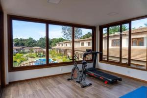 巴拉格兰德Apartamento na Vila de Barra Grande - Bahia的健身房设有跑步机和大窗户