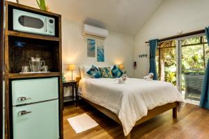 玛雅湾Azure Del Mar的一间卧室配有一张床,楼上配有电视