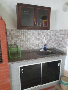 圣佩德罗-达阿尔德亚Cantinho da Bethânia的厨房配有水槽和台面
