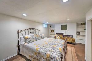 双子瀑布Charming Idaho Home cottage的一间卧室配有一张床和被子