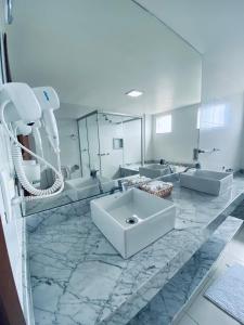 卡波布里奥Hotel Real的一间带两个盥洗盆和大镜子的浴室