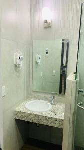 瓜达拉哈拉Hotel Bugari Aeropuerto Guadalajara的一间带水槽和镜子的浴室