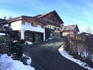 圣热尔韦莱班CHAMBRE INDÉPENDANTE avec SALLE DE BAIN INDÉPENDANTE au RDC d un chalet à 25 kms Chamonix的雪中带车道的房子