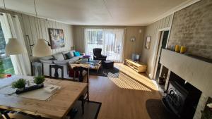 奥达Trolltunga Lodge的客厅配有沙发和桌子