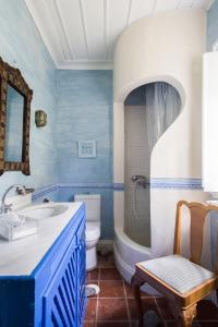 伊兹拉Lady of Hydra Villa, sea front view, private beach的蓝色和白色的浴室设有浴缸和水槽