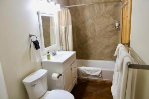 摩押Red Moon Lodge的浴室配有卫生间、盥洗盆和浴缸。