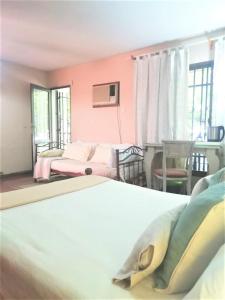 门多萨COMODA SUITE EN UNA UBICACIÓN PRIVILEGIADA DE LA CIUDAD DE MENDOZA的一间卧室配有两张粉红色墙壁的床