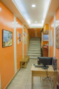 雅典宙斯旅馆的走廊上设有橙色墙壁和楼梯